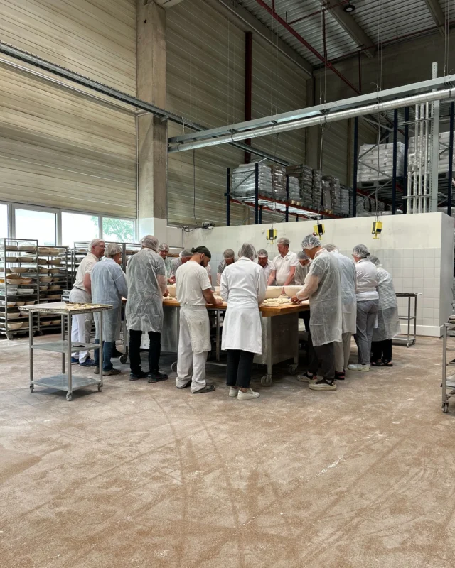 Schauen · Riechen · Fühlen · Schmecken

Die Woche der offenen Bio-Backstuben 2025 ist fast vorbei und wir waren herzlich gern ein Teil davon. Gestern konnten Interessierte uns beim Handwerk über die Schulter schauen und selbst mit backen. Es wurde geknetet, gefaltet und geflochten. Anschließend gab es eine Führung durch die Backstube und am Ende durften alle noch frisch gebackene Brote und Brötchen mit nach Hause nehmen.

Wir hoffen, es hat allen gefallen und danken dem Verband @biobaeckerberlinbrandenburg für die tolle Aktion 💪🏻 

#handwerk #biobäcker #berlin #brandenburg